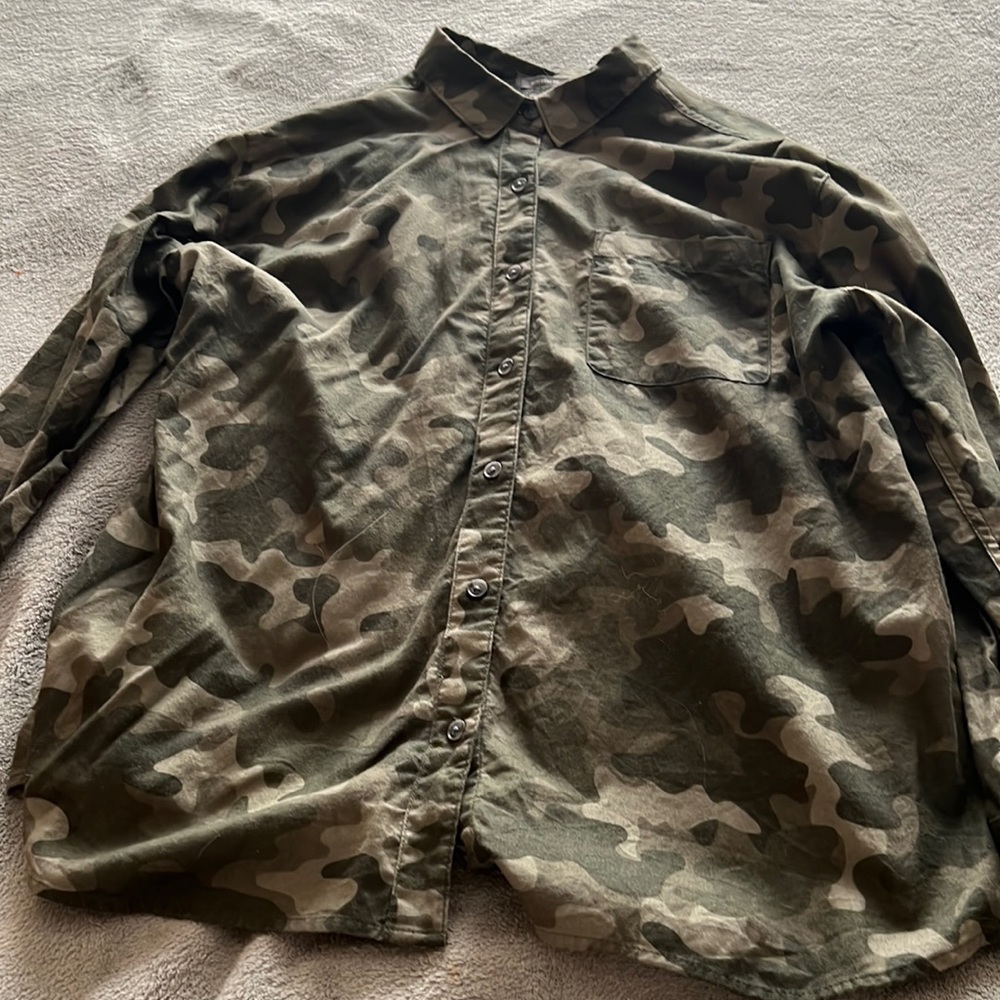 Super fun camouflage long sleeve Eddie Bauer shirt.
